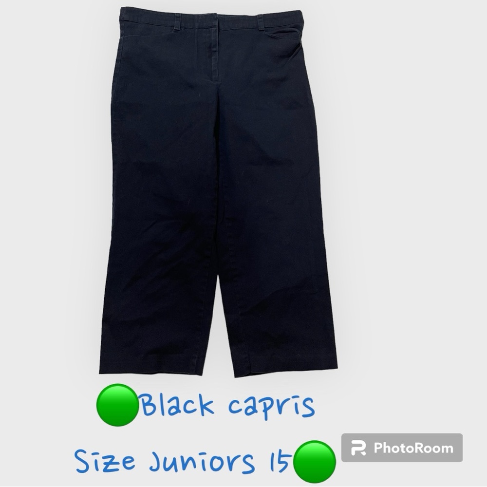🟢Juniors So…size 15 black capris.